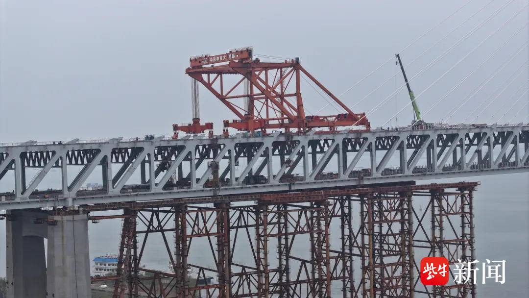 常泰长江大桥南岸边跨钢梁合龙，全桥合龙进入冲刺阶段